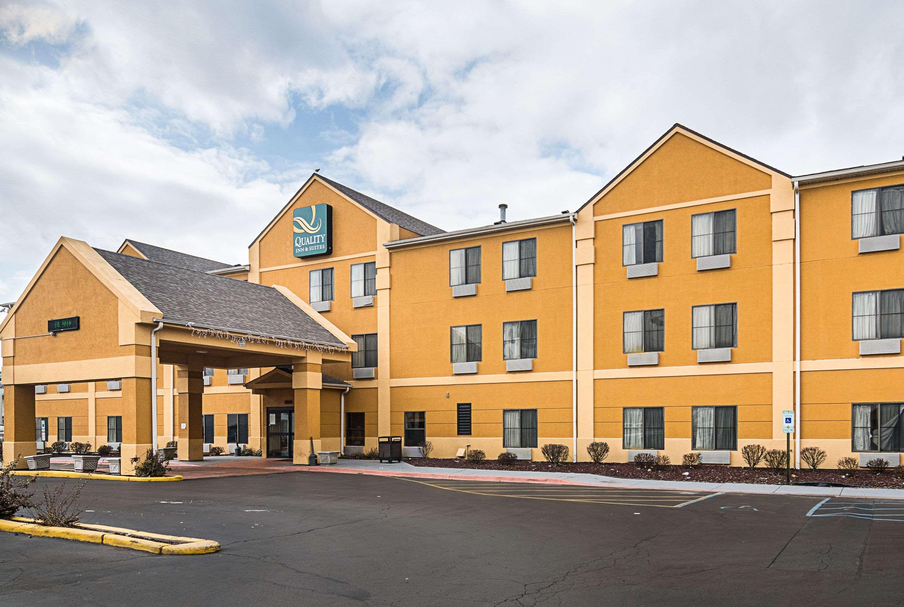 Quality Inn & Suites Near I-80 And I-294 Harvey Exterior foto