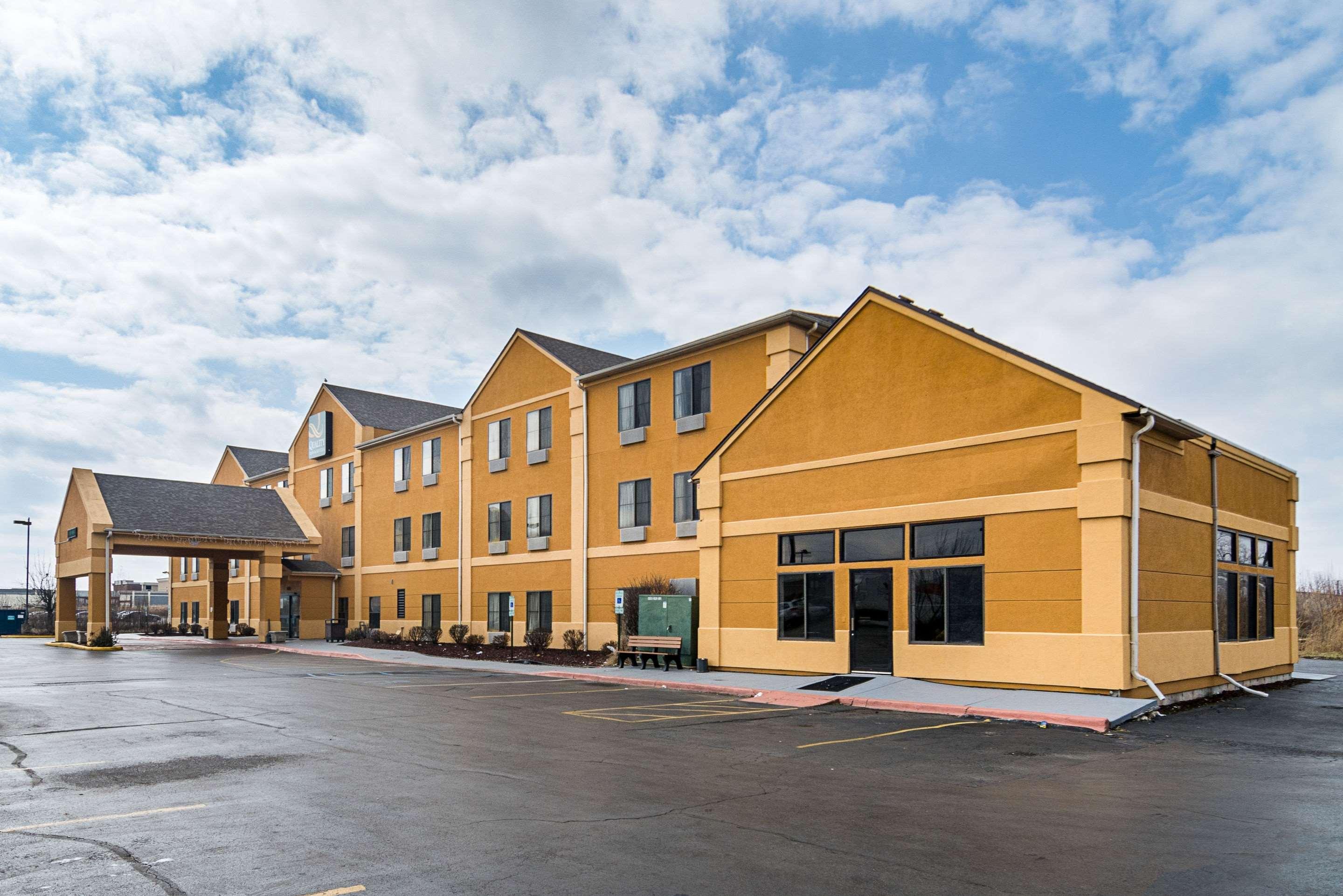 Quality Inn & Suites Near I-80 And I-294 Harvey Exterior foto