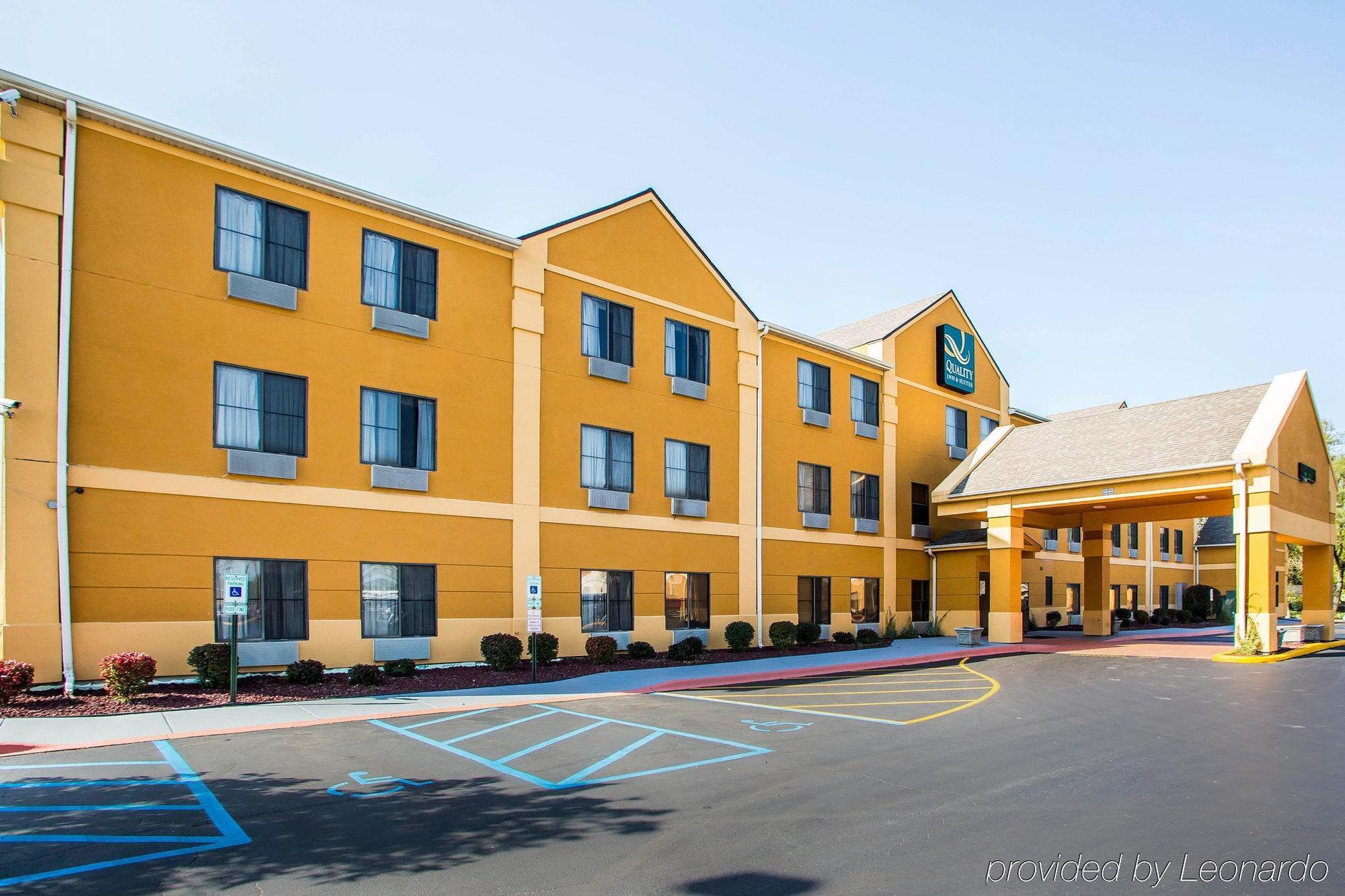 Quality Inn & Suites Near I-80 And I-294 Harvey Exterior foto