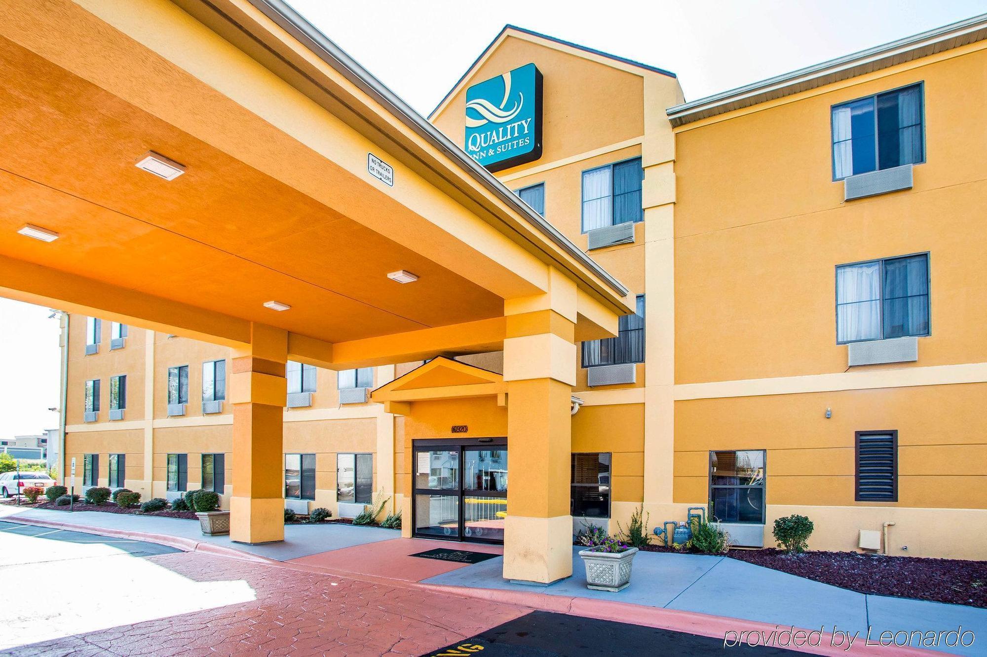 Quality Inn & Suites Near I-80 And I-294 Harvey Exterior foto